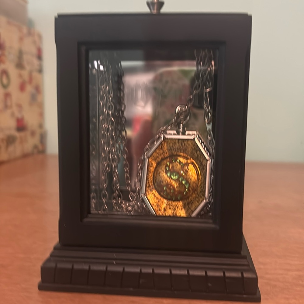 Harry Potter Slytherin locket in display case